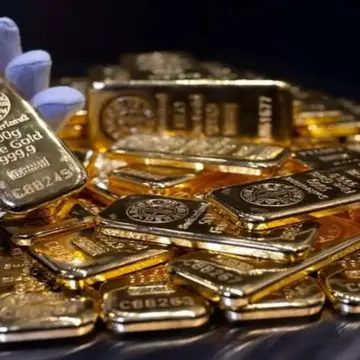 الذهب يهبط متأثرًا بارتفاع الدولار واستمرار التوترات الجيوسياسية